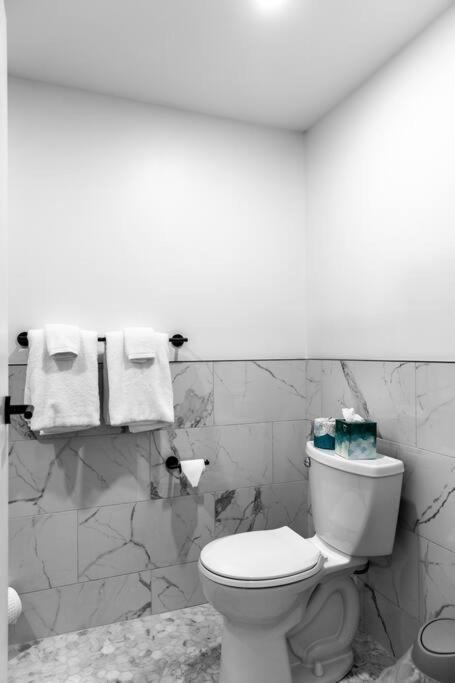 The Phenix Historic Dtwn Hotel, King Bed, Room # 309 بانجور المظهر الخارجي الصورة
